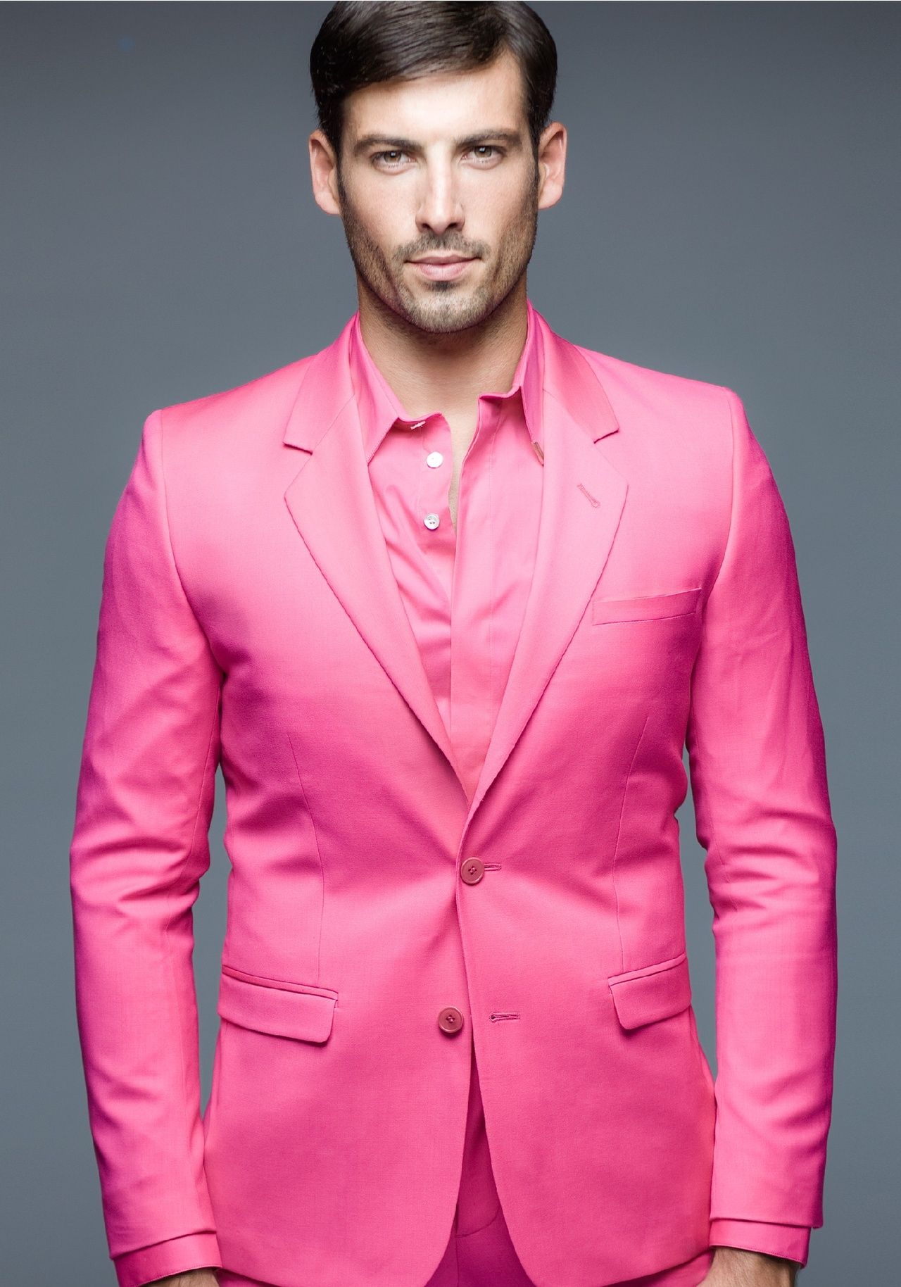 Мужчина в полностью розовом деловом костюме