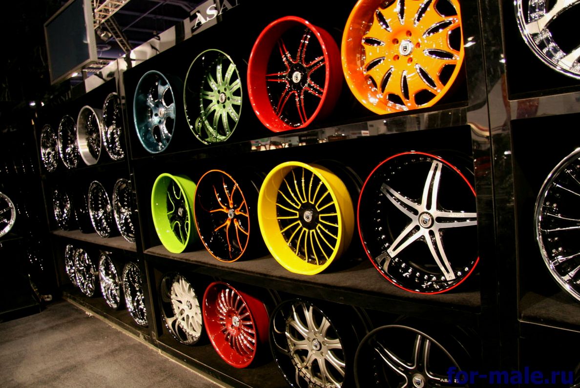 колесные автомобильные диски разных цветов