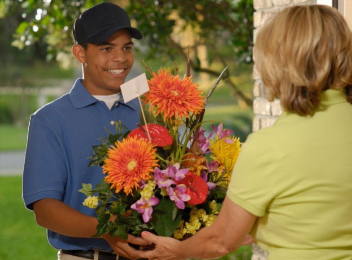 Человек дарит букет. Человек с цветами. Дарит цветы. Дарю букет цветов. Мужчина дарит цветы.