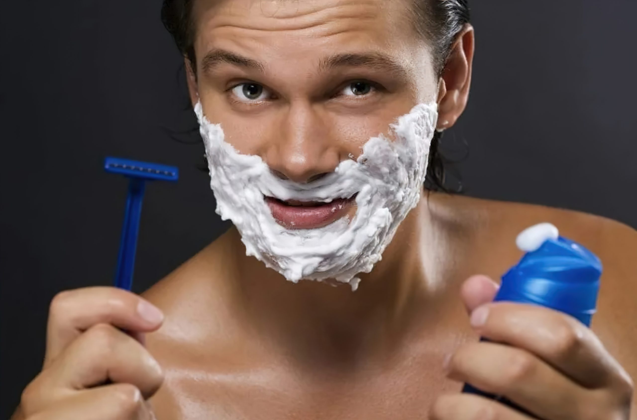 Брею перед походом. Мужчина бреется. Пена для бритья для мужчин. Реклама пены для бритья. Пена для бритья на лице.